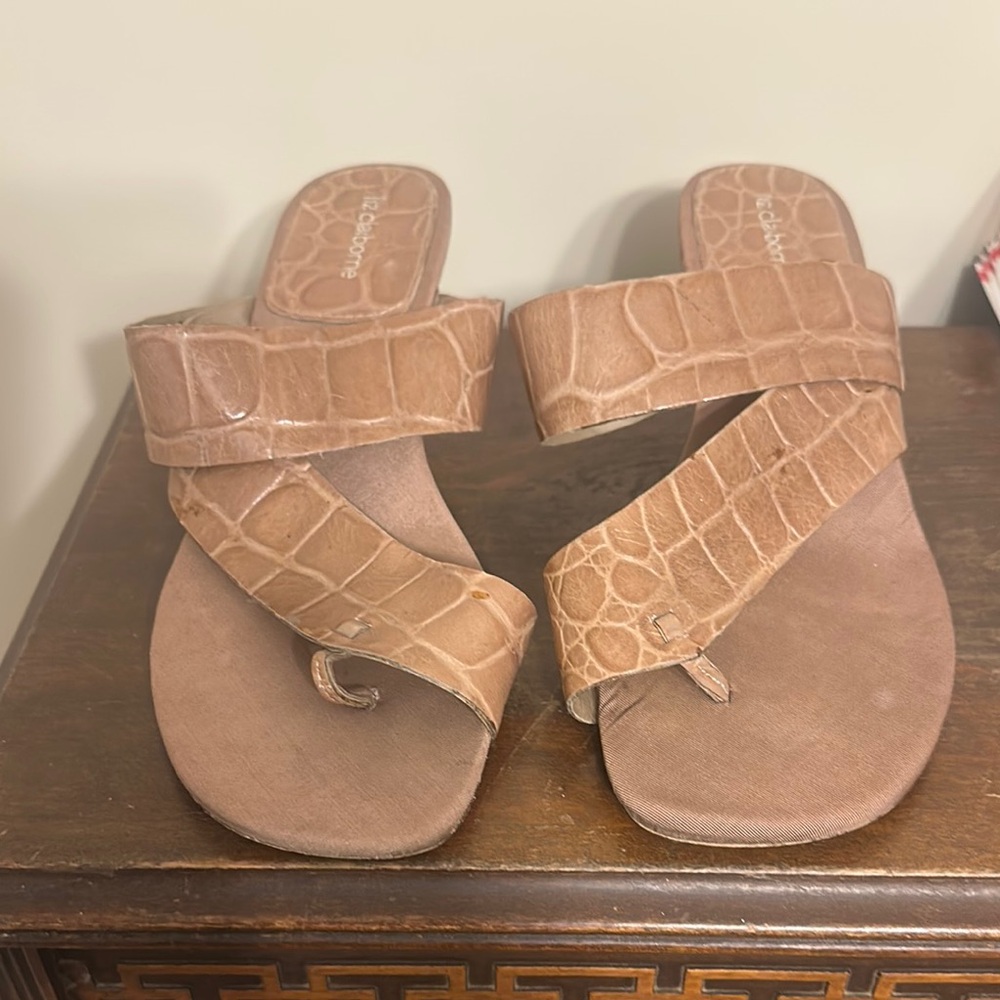 Liz Claiborne tan heeled flip flops